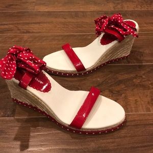 NEW Cute wedge sandals w/ tie
